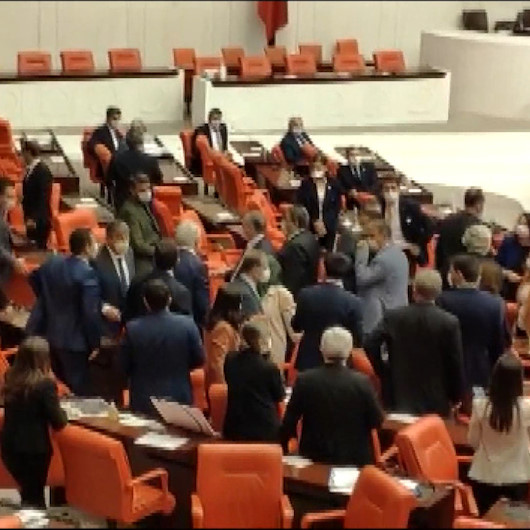 Mecliste gerginlik: MHPli vekil teröristlere hakaret edince HDPliler alınıp ayaklandı