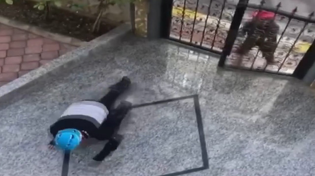 Paten ile dolaşan kardeşlerin polis sirenini duyunca yaşadığı panik güldürdü