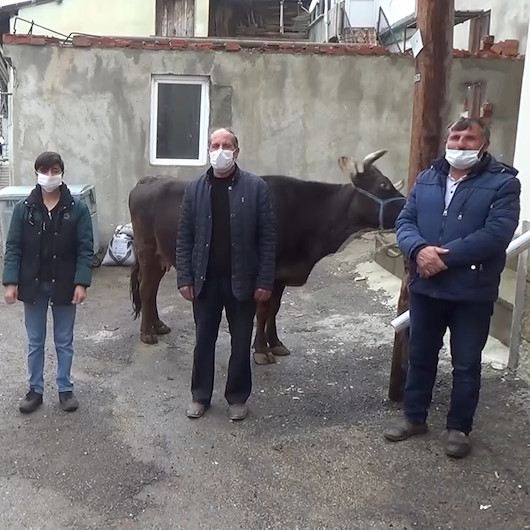 Biz Bize Yeteriz Türkiyem kampanyasına ineğini bağışladı