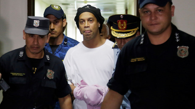 Ronaldinho sahte pasaportla yakalanmış ve Paraguay'da hapse girmişti.