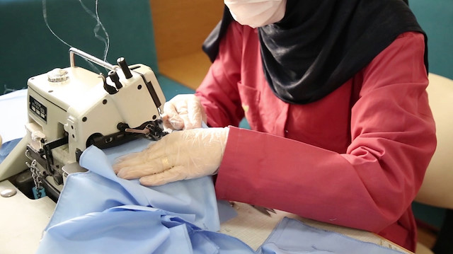 Aralarında Suriyeli yetimlerin annelerinin de bulunduğu atölye çalışanları günde bin maske üretiyor.