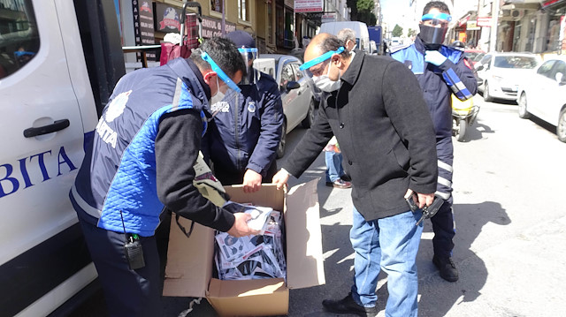 Yasağa rağmen pazarda maske satan iki kişiye 187’şer TL ceza kesildi
