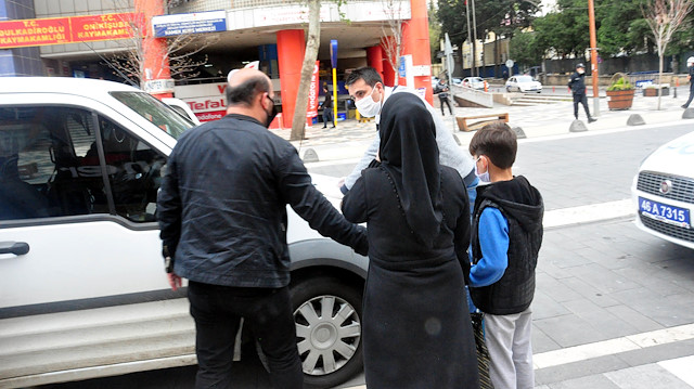Trabzon Bulvarı'nda yapılan denetimler sırasında polis ekipleri, 10 yaşındaki çocuklarıyla yürüyen çifti durdurdu. 