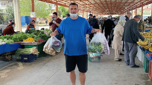 Podolski pazar alışverisindeki görüntüsünü sosyal medya hesabından paylaştı.