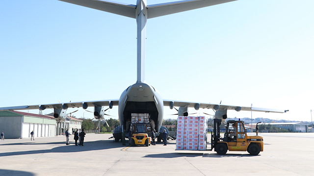 Çöp poşetinden önlük yapıyorlardı: Türkiye'den İngiltere'ye uçak dolusu tıbbi yardım