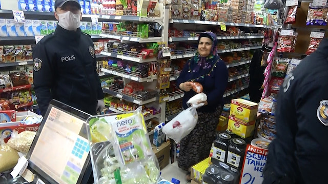 Polis, market içinde saklanan müşterileri tek tek dışarı çıkarttı.