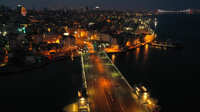 Sokağa çıkma yasağının ilk gününde İstanbul'da tarihi yerler kaldı. İstanbul'un simge yerleri havadan da görüntülendi.