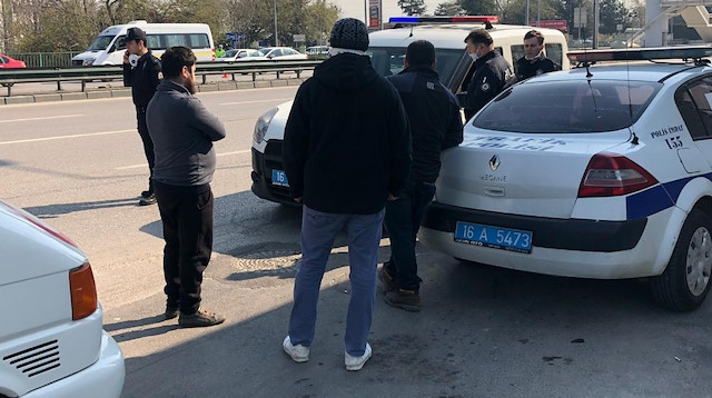 Polis ekipleri, sokağa çıkma yasağına rağmen dışarı çıkanlara ceza kesti. 