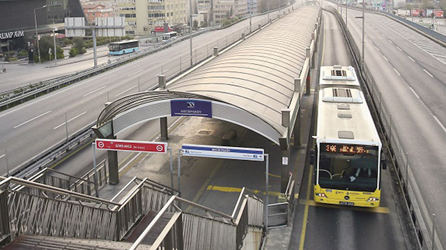 Ulaşımın kısıtlanması nedeniyle özellikle İstanbul’da yasak kapsamı dışında bulunanlar duraklarda uzun süre toplu taşıma aracı beklemek zorunda kaldı.