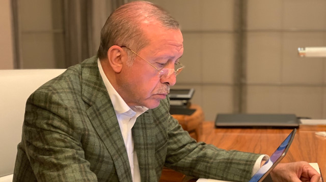 Cumhurbaşkanı Erdoğan'ın masasında çalıştığı anların fotoğrafını İletişim Başkanı Fahrettin Altun yayınladı.