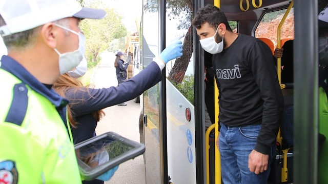 Toplu taşıma araçlarındaki vatandaşlara ateş ölçümü yapıldı. 