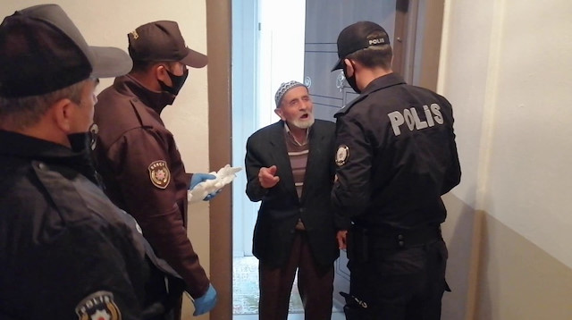 Çorum'da polisler Abdullah amca için ıspanak topladı.
