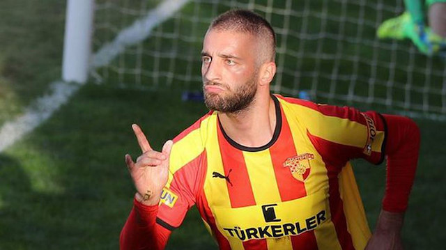 26 yaşındaki futbolcunun Göztepe ile 1 yıl daha sözleşmesi bulunuyor.