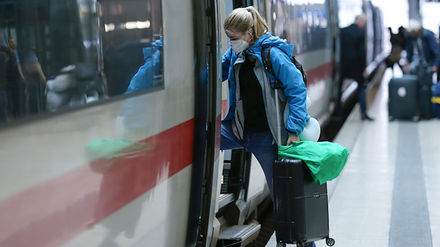 Koronavirüs yayılmaya devam ederken Almanya'da bir yolcu Frankfurt Havalimanı tren istasyonunda yüksek hızlı bir trene giriyor. 