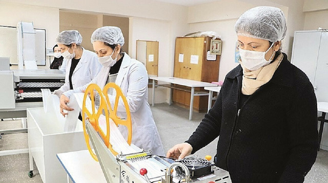 Malatya'da 12 firmanın yanı sıra belediye olarak günde 60 bin maske üretimi gerçekleştiriyor.