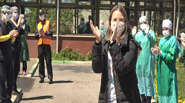 Koronavirüsü yenenler alkışlarla taburcu edildi. 