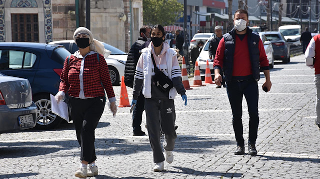 'Siyah maskeler ancak cerrahi maskenin üzerine süs olarak takılabilir' açıklaması yapıldı.
