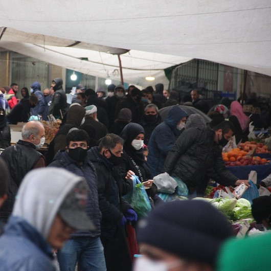 Pazar yerinde sosyal mesafe kuralına uyulmadı