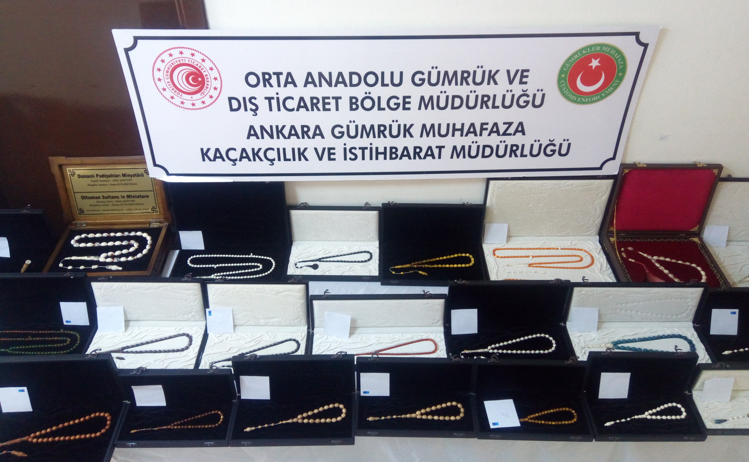 Mamut, balina ve fil dişi ile gergedan boynuzundan imal edilen 124 adet tespih ile 47 adet doğal taş ele geçirildi.