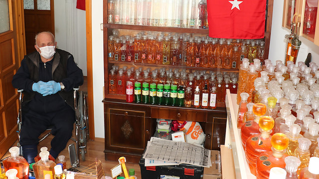 Necmi Hopaç, 50 yılda yaklaşık 3 bin şişe kolonyayı evinin bir odasında biriktirdi. 