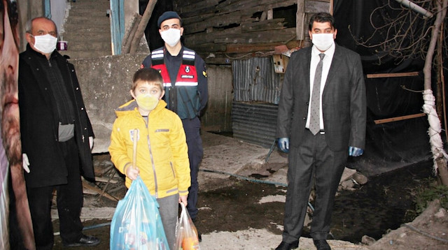 Koronavirüs nedeniyle evden çıkamayan 10 yaşındaki Bekir Ahmet Koç'un jandarmadan istekleri gülümsetti.