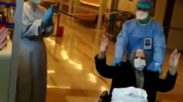 Yaşlı kadın alkışlarla taburcu edildi.