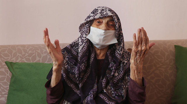 İstanbul Eğitim Araştırma Hastanesi'nde bir hafta süreyle yeni tip koronavirüs (Kovid-19) tedavisi gördükten sonra taburcu edilen 107 yaşındaki Havahan Karadeniz, güçlü bağışıklık sistemi sayesinde dünyayı etkisi altına alan pandemiden kurtulmayı başardı.<br><br>
Öksürük ve yüksek ateş şikayetiyle 7 Nisan'da hastaneye başvuran ve yapılan testler sonucunda koronavirüs testi pozitif çıkan Havahan Karadeniz, bir haftada hastalığı yenerek taburcu edildi.