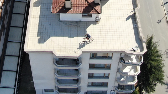 Apartmanın terasında bisiklet kullanan kişi polis ekipleri tarafından görüntülendi.