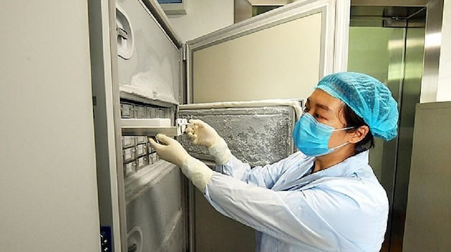 Farklı virüslerin muhafaza edildiği buzdolaplardan birinin kapısının kırık olduğuna dikkati çekti. 
