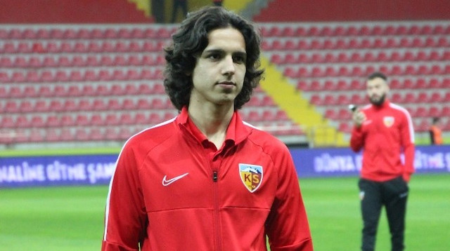 Emre Demir, Gençlerbirliği maçında attığı golle Süper Lig tarihinde gol atan en genç futbolcu olarak adını tarihe yazdırdı.