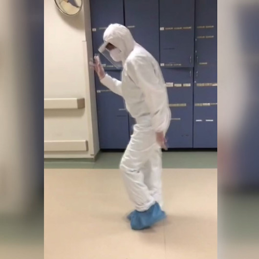 Koronavirüs hastasının iyileştiğini gören doktordan Michael Jackson dansı
