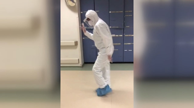 Koronavirüs hastasının iyileştiğini gören doktordan Michael Jackson dansı
