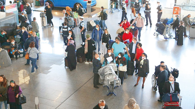 Almanya’da geçici süre için bulunan 600 Türk vatandaşı, Frankfurt’tan 3 özel seferle yurda getiriliyor. Yolcuların Giresun, Sinop ve Uşak’ta 14 gün karantinada tutulacağı öğrenildi.