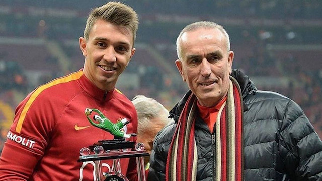 Muslera, Simovic'e ait olan 'Galatasaray'da ligde en fazla forma giyen yabancı futbolcu' rekoru unvanını kırmış ve ödülünü efsane isimden almıştı.