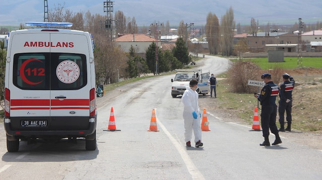 Akmescit (Zezerek) köyüne giriş çıkışlar kapatılırken, jandarma yol üzerinde önlem aldı. 