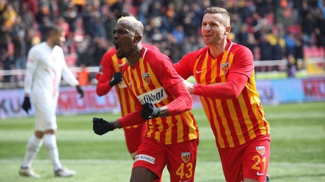 Mensah, Kayserispor formasıyla çıktığı 49 maçta 7 gol atarken, 9 da asist yaptı.