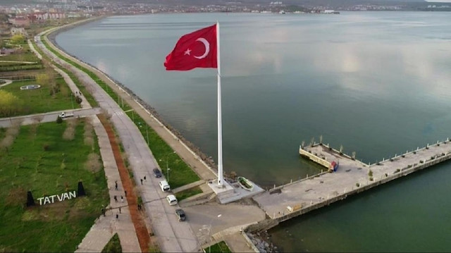Bölgenin en büyük Türk bayrağı Tatvan’da dalgalanmaya başlandı