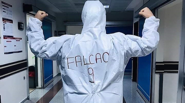 Tulumunun üzerine Falcao'nun adını ve forma numarasını yazdı.