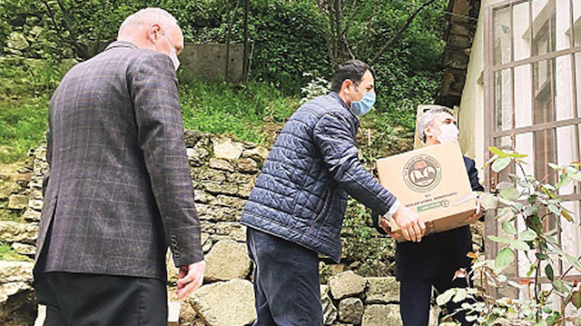 Üsküdar’da Vakıflar Genel Müdürlüğü adına İstanbul 2. Bölge Müdürlüğü ihtiyaç sahibi ailelere kuru gıda yardımı yaptı.