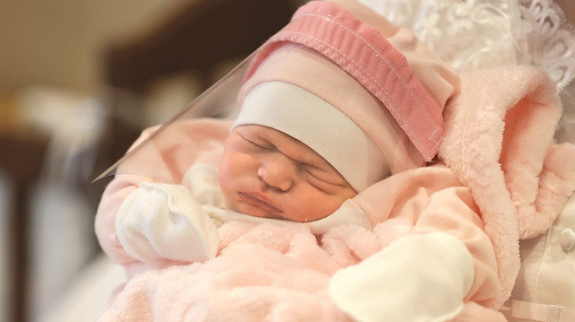 Hastanelerde yeni doğan bebekler için üretilen siperlikler kullanılmaya başlandı.