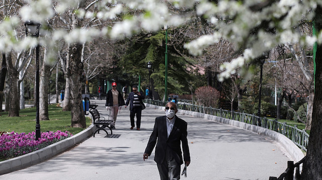 İran'da salgına karşı alınan tedbirler kapsamında ülke genelinde belediyelere bağlı park ve bahçeler 26 Mart'ta kapatılmıştı.

