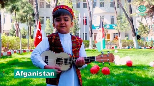 Dünyanın dört bir yanından çocuklar, 23 Nisan Ulusal Egemenlik ve Çocuk Bayramı şarkıları söyledi.