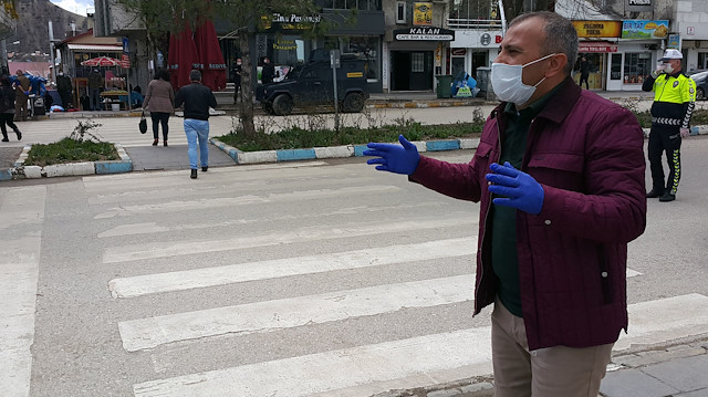 Tunceli Valisi Tuncay Sonel, geçtiğimiz günlerde yeni tip koronavirüs tedbirleri çerçevesinde maske dağıtmıştı.