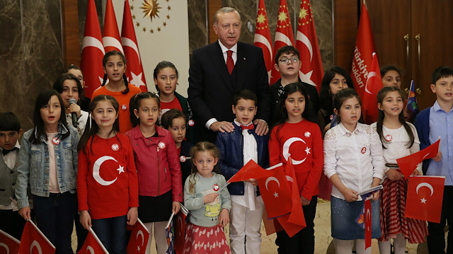Cumhurbaşkanı Erdoğan, çocuklarla beraber İstiklal Marşı'nı okudu.