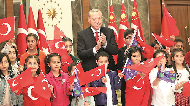Cumhurbaşkanı Erdoğan çocuklarla birlikte İstiklal Marşımızı okudu.