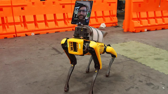 Boston Dynamics Spot robotlar bu kez de sağlık personellerine yardımcı oluyor