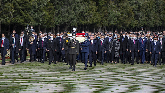 Anıtkabir'de sosyal mesafe kuralının çiğnendiği tören tartışma konusu oldu.