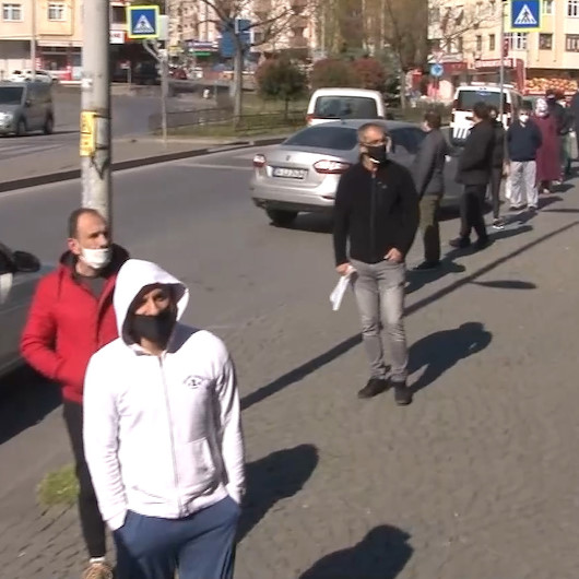 İstanbullular Ramazan pidesi sırasında sosyal mesafe kuralına uydu