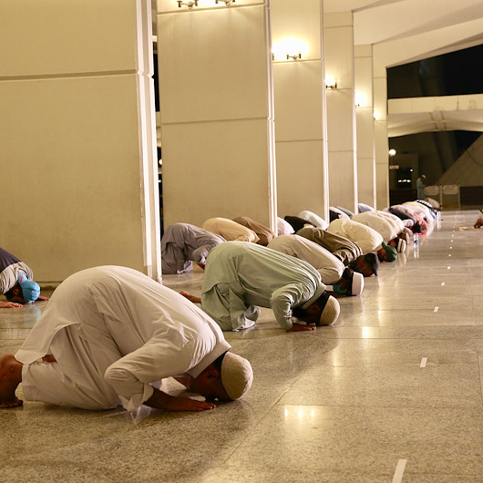 Koronanın gölgesinde ilk teravih: Pakistanda cemaat sıkı önlemler altında namaz kıldı