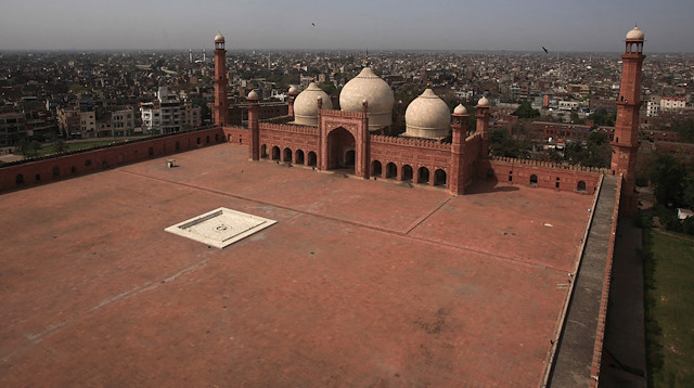 A general view of the Badshahi Mosque during a lockdown after government limited congregational prayers and ordered to stay home, in efforts to stem the spread of the coronavirus disease (COVID-19), in Lahore, Pakistan April 10, 2020. REUTERS/Mohsin Raza

